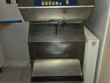 une machine qui se trouve dans le coin d'une pièce
