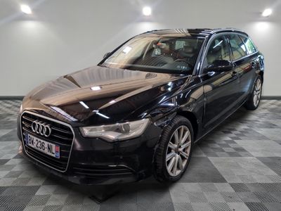 une image d'une voiture audi noire dans une salle d'exposition