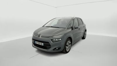 Une Citroën grise est garée dans une pièce blanche