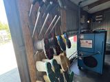 de nombreuses paires de chaussures suspendues à un porte-chaussures dans un garage