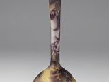 vase violet et blanc orné d'un motif floral sur le fond