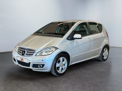 La Mercedes Classe B est garée dans une grande pièce