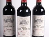 trois bouteilles de vin rouge posées côte à côte sur une table