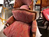 une chaise qui se trouve au milieu d'une pièce