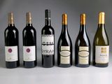 plusieurs bouteilles de vin sont alignées sur une table