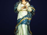 une statue représentant une femme coiffée d'une couronne d'étoiles