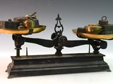 une balance posée sur une table, avec deux bols dessus
