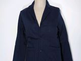 une veste bleue sur un mannequin