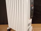 un radiateur électrique blanc posé sur une table en bois