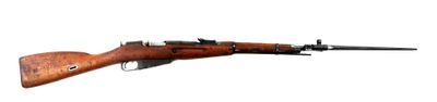 un fusil sur fond blanc, avec des coupures de presse sur le côté