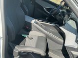 la banquette arrière d'une voiture remplie de bagages