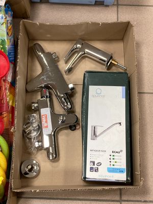 une boîte posée par terre, contenant tout un tas d'outils