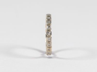 gros plan d'une bague en diamant sur fond blanc