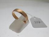 une bague en or à laquelle est attachée une étiquette de prix