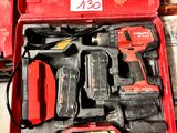 une boîte à outils rouge avec des outils sur une table