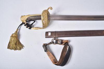 une vieille épée à l'extrémité de laquelle pend un pompon