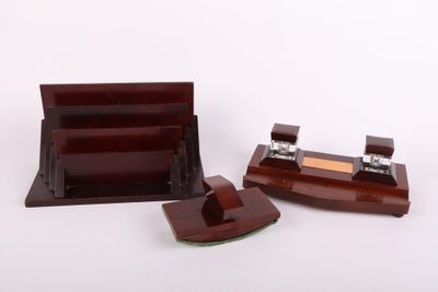 Nécessaire de bureau en bois verni. Vers 1950