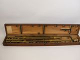 une vieille boîte en bois remplie d'outils, posée sur une surface blanche