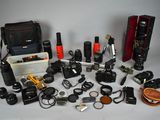 de nombreux types d'appareils photo et d'accessoires disposés sur la table