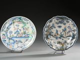 paire d'assiettes chinoises bleues et blanches ornées d'oiseaux et de fleurs