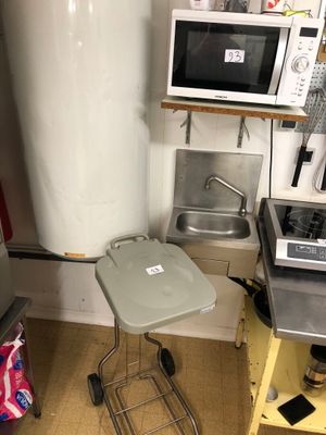 Lave main en inox, micro ondes Hitachi et poubelle sur roues - Photo 1