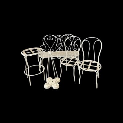quatre chaises et une table posées sur un fond noir
