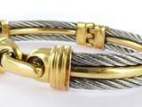 gros plan d'un bracelet sur une surface blanche