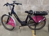 un vélo garé contre un mur