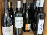 de nombreuses bouteilles de vin sur les étagères du magasin