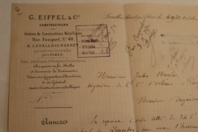 un vieux document sur lequel figurent des inscriptions, posé sur une table