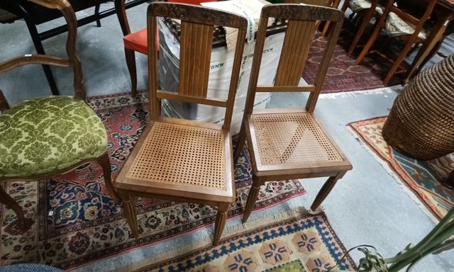 Paire de chaises assises cannées 