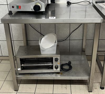 un grille-pain et un autre grille-pain posés sur une table dans une cuisine