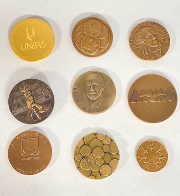 un grand nombre de pièces qui se trouvent sur une surface blanche