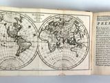 un vieux livre sur lequel figure une carte du monde