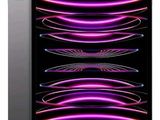 un gros plan sur l'arrière d'un iPhone avec un fond violet et noir