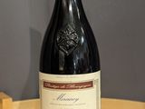 une bouteille de vin posée sur une table en bois