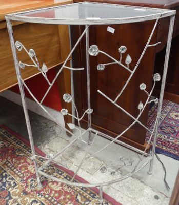 une table en verre surmontée d'un piètement en métal
