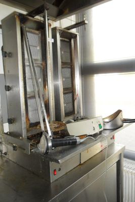 une photo d'une cuisine professionnelle équipée de nombreux appareils de cuisine