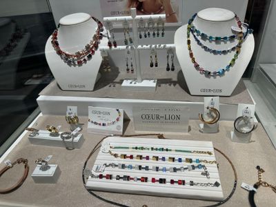 de nombreux colliers et bracelets exposés dans une vitrine