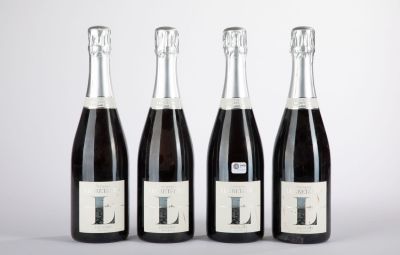 trois bouteilles de vin posées l'une à côté de l'autre sur une table