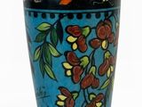 un vase bleu orné d'un oiseau et de fleurs
