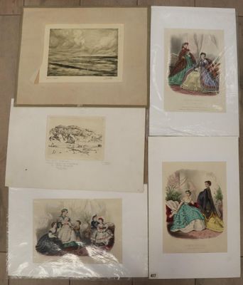 quatre reproductions encadrées représentant des personnes assises les unes à côté des autres sur un sol carrelé