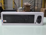 une boîte blanche surmontée d'un clavier noir