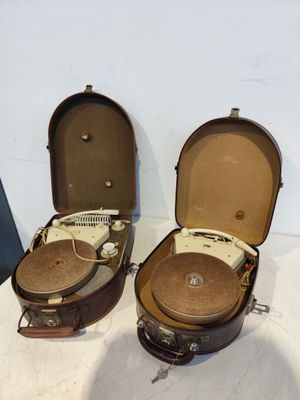deux valises posées sur une table