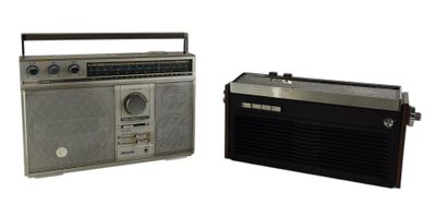 une image représentant une radio et un radiocassette placés l'un à côté de l'autre