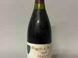 une vieille bouteille de vin posée sur une table
