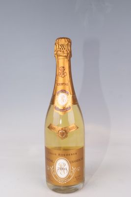 une bouteille de champagne posée sur une table