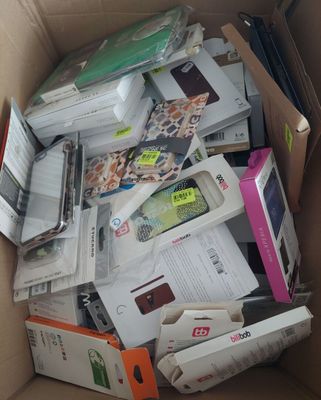 lot de 100 coques de téléphone + 2 coques tablette non compt…