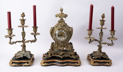 Importante garniture de cheminée en bronze doré comprenant u…