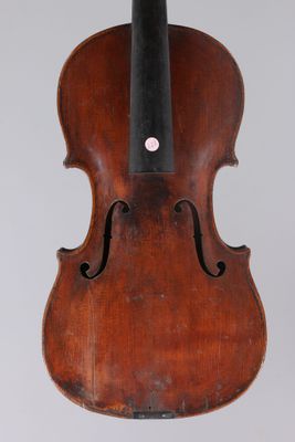 un vieux violon avec un archet sur fond blanc